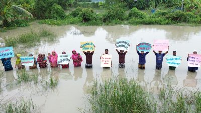 জোয়ারের পানিতে দাঁড়িয়ে অভিনব প্রতিবাদ (ছবি: বাংলা ট্রিবিউন)