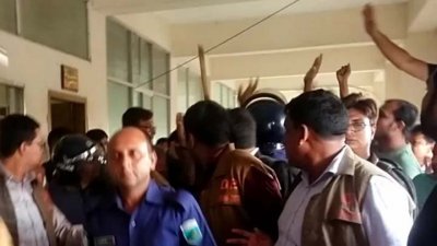 আদালত থেকে বের করা হলে বিক্ষুব্ধ জনতার একজন সাবেক এমপি কালামের মাথায় বাঁশ দিয়ে আঘাত করেন