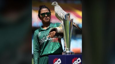 ট্রফির সঙ্গে বাংলাদেশ অধিনায়ক নিগার সুলতানা।