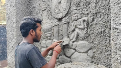 হুগলির কেওটা নবীন সংঘের পূজা মণ্ডপ তৈরিতে কাজ করছেন বাংলাদেশের সাতক্ষীরার দীপু বিশ্বাস