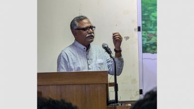 বক্তব্য দিচ্ছেন আনু মুহাম্মদ