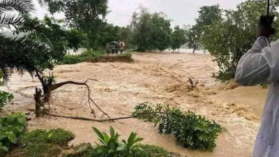 নেতাই নদীর বেড়িবাঁধ ভেঙে লোকালয়ে পানি ঢুকে পড়েছে