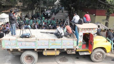 খালেদা জিয়ার বাড়ির সামনে রাখা হয় বালুর ট্রাক