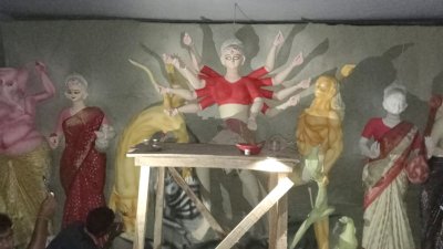 শেষমুহূর্তের কাজে ব্যস্ত প্রতিমাশিল্পীরা (ছবি: বাংলা ট্রিবিউন)