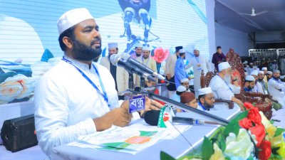 মাহফিলে বক্তব্য রাখছেন ছাত্রশিবিরের কেন্দ্রীয় সভাপতি মঞ্জুরুল ইসলাম