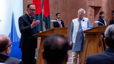 যৌথ সংবাদ সম্মেলনে আনোয়ার ইব্রাহিমের সঙ্গে ড. ইউনূস