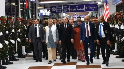 বিমানবন্দরে প্রধান উপদেষ্টা অধ্যাপক মুহাম্মদ ইউনূসের সঙ্গে প্রধানমন্ত্রী আনোয়ার ইব্রাহিম