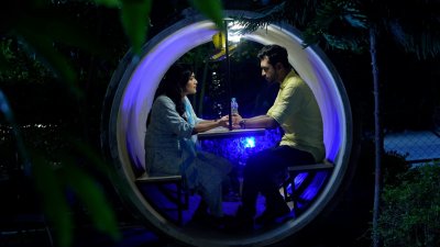 নাটকের একটি দৃশ্যে সহশিল্পীর সঙ্গে নাদিয়া