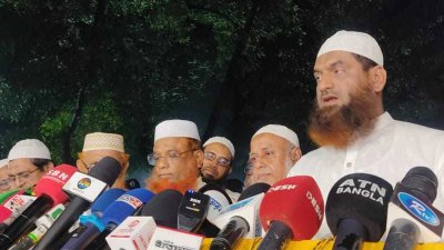 সাংবাদিকদের সঙ্গে কথা বলছেন হেফাজতে ইসলামের কেন্দ্রীয় যুগ্ম মহাসচিব ও ঢাকা মহানগরের আমির মাওলানা মামুনুল হক