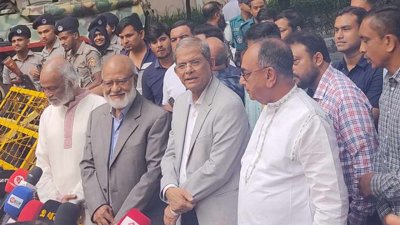 সাংবাদিকদের সঙ্গে কথা বলছেন মির্জা ফখরুল ইসলাম আলমগীর