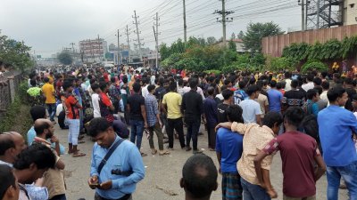 শ্রমিকদের সড়ক অবরোধ
