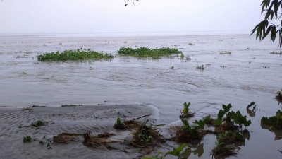 ভারী বৃষ্টি ও উজানের ঢলে কুড়িগ্রামে আবারও নদ-নদীর পানি বাড়তে শুরু করেছে