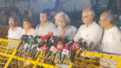 সাংবাদিকদের সঙ্গে কথা বলছেন বাংলাদেশের কমিউনিস্ট পার্টির সাধারণ সম্পাদক রুহিন হোসেন প্রিন্স