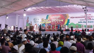 বেলা ১২টা থেকে বৃষ্টি উপেক্ষা করে মাহফিলে আসছে মানুষ
