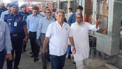 পরিদর্শনকালে উপদেষ্টা এম সাখাওয়াত হোসেন