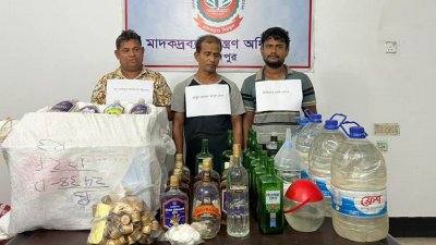 গ্রেফতারকৃত তিন জন