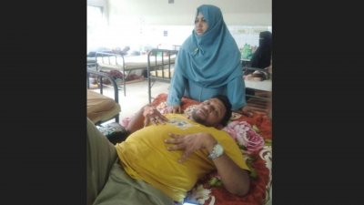আহত অধ্যক্ষ হাফিজুর রহমানকে যশোর জেনারেল হাসপাতালে ভর্তি করা হয়েছে
