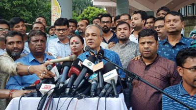 সাংবাদিকদের সঙ্গে কথা বলছেন স্বরাষ্ট্র উপদেষ্টা লেফটেন্যান্ট জেনারেল মো. জাহাঙ্গীর আলম চৌধুরী (অব.)