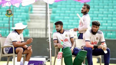 অনুশীলনে কোচের সঙ্গে বাংলাদেশ দল।