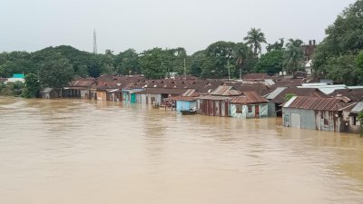 পানি ঢুকে পড়েছে প্রায় ২৫টি গ্রামের কমপক্ষে ২৫ হাজার মানুষের বাড়িঘরে