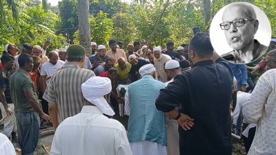 সাবেক রাষ্ট্রপতি ডা. এ কিউ এম বদরুদ্দোজা চৌধুরীর শেষ যাত্রা (ছবি: বাংলা ট্রিবিউন)