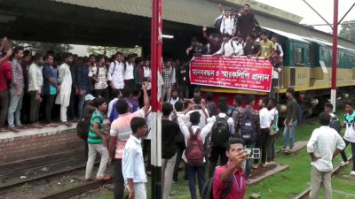 শিক্ষার্থীরা ট্রেনের সামনে অবস্থান নিয়ে বিক্ষোভ করেন