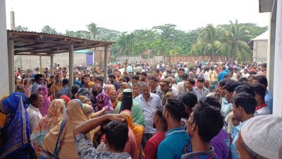 দুই পক্ষের সংঘর্ষ