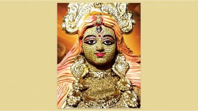 ব্যতিক্রমী শিল্পকর্ম নজর কাড়ছে সবার (ছবি: বাংলা ট্রিবিউন)