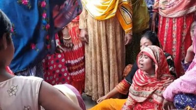 স্বজনদের আহাজারিতে ওই এলাকায় শোকের ছায়া নেমে এসেছে