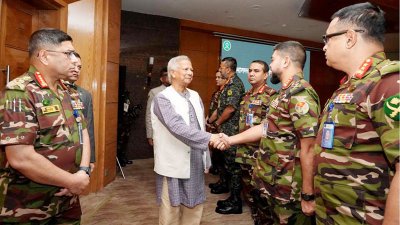 অনুষ্ঠানে ঊর্ধ্বতন সামরিক কর্মকর্তাদের সঙ্গে কুশল বিনিময় করছেন প্রধান উপদেষ্টা ড. মুহাম্মদ ইউনূস