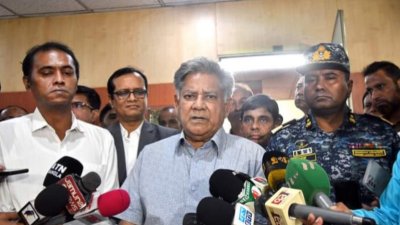 সাংবাদিকদের সঙ্গে কথা বলেন উপদেষ্টা ব্রিগেডিয়ার জেনারেল (অব.) এম সাখাওয়াত হোসেন