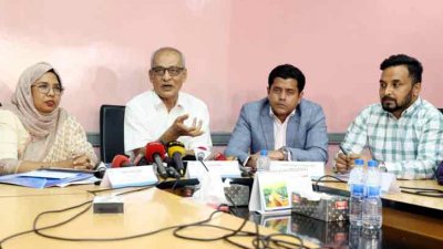 মেজবাহ উদ্দিন (বাঁ থেকে দ্বিতীয়)। ছবি: বাফুফে