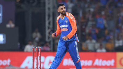বরুণ চক্রবর্তী।