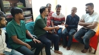 হানিফ শাহরিয়ারের হাতে আর্থিক সহায়তা তুলে দিচ্ছেন আমিনুল হক