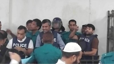 তিন জনকে গ্রেফতার দেখিয়েছেন আদালত