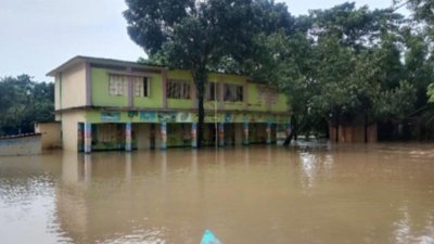 নেত্রকোনায় স্কুলের মাঠে বন্যার পানি (ছবি: বাংলা ট্রিবিউন)