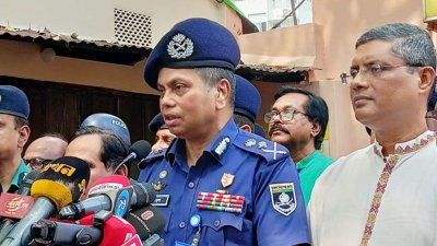 ঢাকেশ্বরী মন্দিরে শারদীয় দুর্গাপূজার নিরাপত্তা ব্যবস্থা পরিদর্শন শেষে সাংবাদিকদের সঙ্গে কথা বলেন আইজিপি মো. ময়নুল ইসলাম