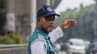 রাজধানীর ট্রাফিক নিয়ন্ত্রণের দায়িত্বে ফিরেছে পুলিশ। ছবি: সাজ্জাদ হোসেন