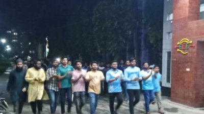 বরখাস্ত হওয়া ম্যাজিস্ট্রেট তাপসীর বিচারের দাবিতে বিক্ষোভ।