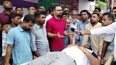 স্বেচ্ছায় রক্তদান কর্মসূচিতে বক্তব্য রাখছেন আমিনুল হক