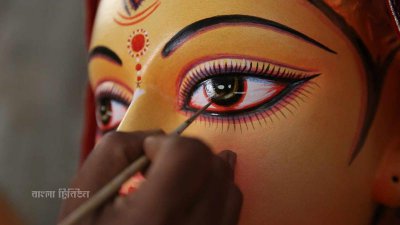 প্রতীমা বানানোতে ব্যস্ত কারিগর (ছবি: নাসিরুল ইসলাম)