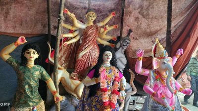 শেষ মুহূর্তের প্রস্তুতি চলছে পূজার মণ্ডপগুলোতে