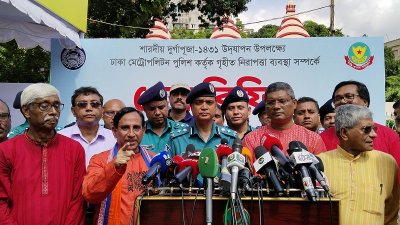 ঢাকেশ্বরী জাতীয় পূজামণ্ডপ পরিদর্শন শেষে সাংবাদিকদের সঙ্গে কথা বলছেন ডিএমপি কমিশনার মাইনুল হাসান
