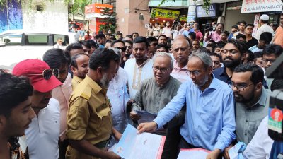 ডেঙ্গু প্রতিরোধে গণসচেতনতামূলক লিফলেট বিতরণ করেন রুহুল কবির রিজভী