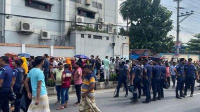 গাজীপুরের কালিয়াকৈর উপজেলার তেলিরচালা এলাকায় একটি তৈরি পোশাক কারখানার শ্রমিকরা বিক্ষোভ করেছেন