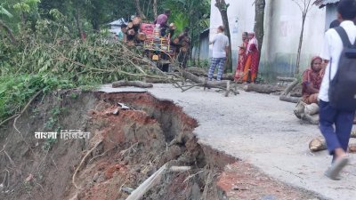 গত কয়েক দিনের বৃষ্টিতে গাজীপুরের কালীগঞ্জের চরসিন্দুর-কাপাসিয়া সড়কের ঘিঘাট এলাকায় আধা কিলোমিটার সড়ক ভেঙে শীতলক্ষ্যা নদীতে চলে গেছে