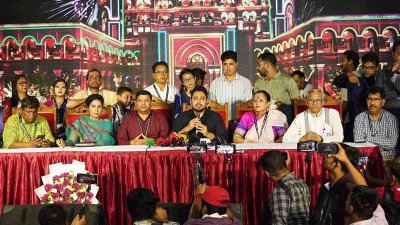 রাজধানীর বিভিন্ন পূজামণ্ডপ পরিদর্শন করেন তথ্য উপদেষ্টা নাহিদ ইসলাম