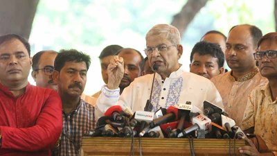 ঢাকেশ্বরী কেন্দ্রীয় পূজা মণ্ডপে হিন্দু ধর্মাবলম্বীদের শুভেচ্ছা জানিয়ে বক্তব্য রাখছেন মির্জা ফখরুল ইসলাম আলমগীর