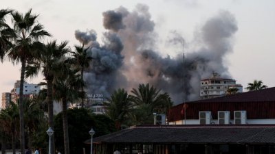 লেবাননে হিজবুল্লাহ ও ইসরায়েলের মধ্যে সংঘর্ষ। ছবি: রয়টার্স