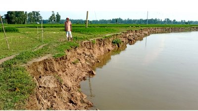 নদীতীরে তীব্র ভাঙন দেখা দিয়েছে